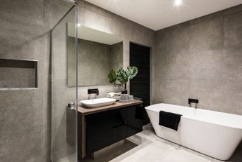 Harmaa-valkoinen kylpyhuone